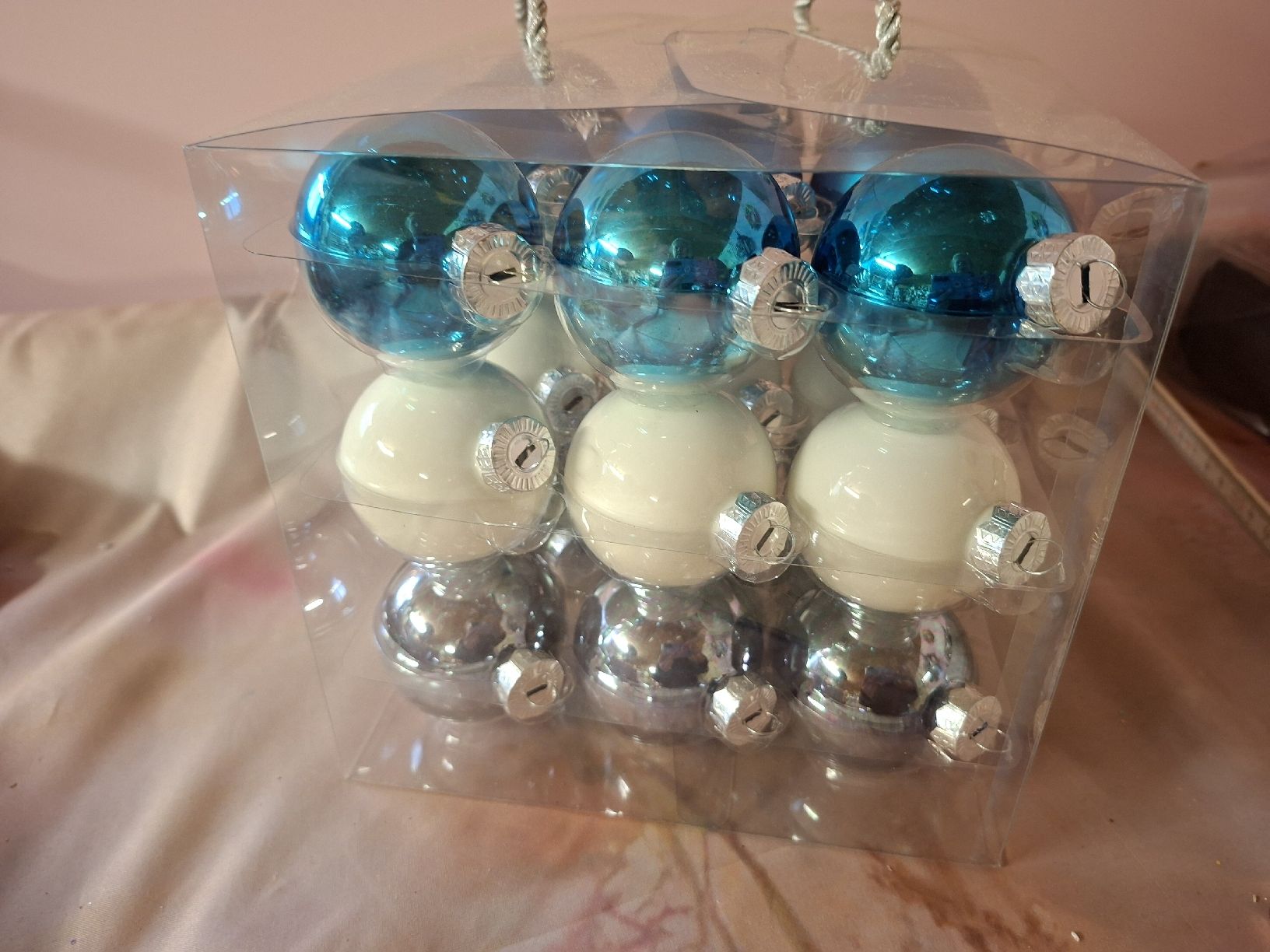 Tutte le decorazioni: neu: 27 Weihnachtskugeln blau weiss silber Glas – Nuovo e nell'imballaggio originale da Nassen venduto da verrueckt 3