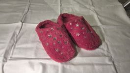 Warme, pinke Hausschuhe mit Sternen, Grösse 32-33 wie neu.