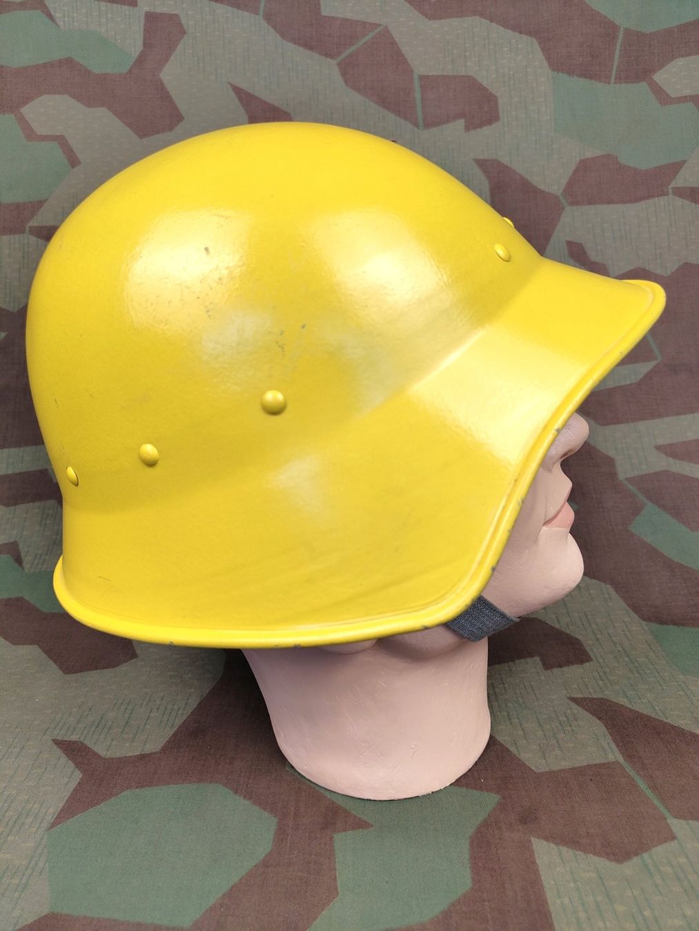 Schweizer Armee Uniformi: Helm Ord. 1946, Zivilschutz, Variante 2 – Usato da Bauma venduto da SwissMilitaria 4