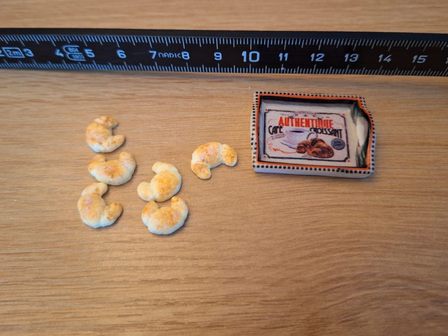 Case e mobili per bambole: Handmade Gipfeli Tablett – Nuovo (secondo la descrizione) da Zürich venduto da HandmadeTinyFood 1