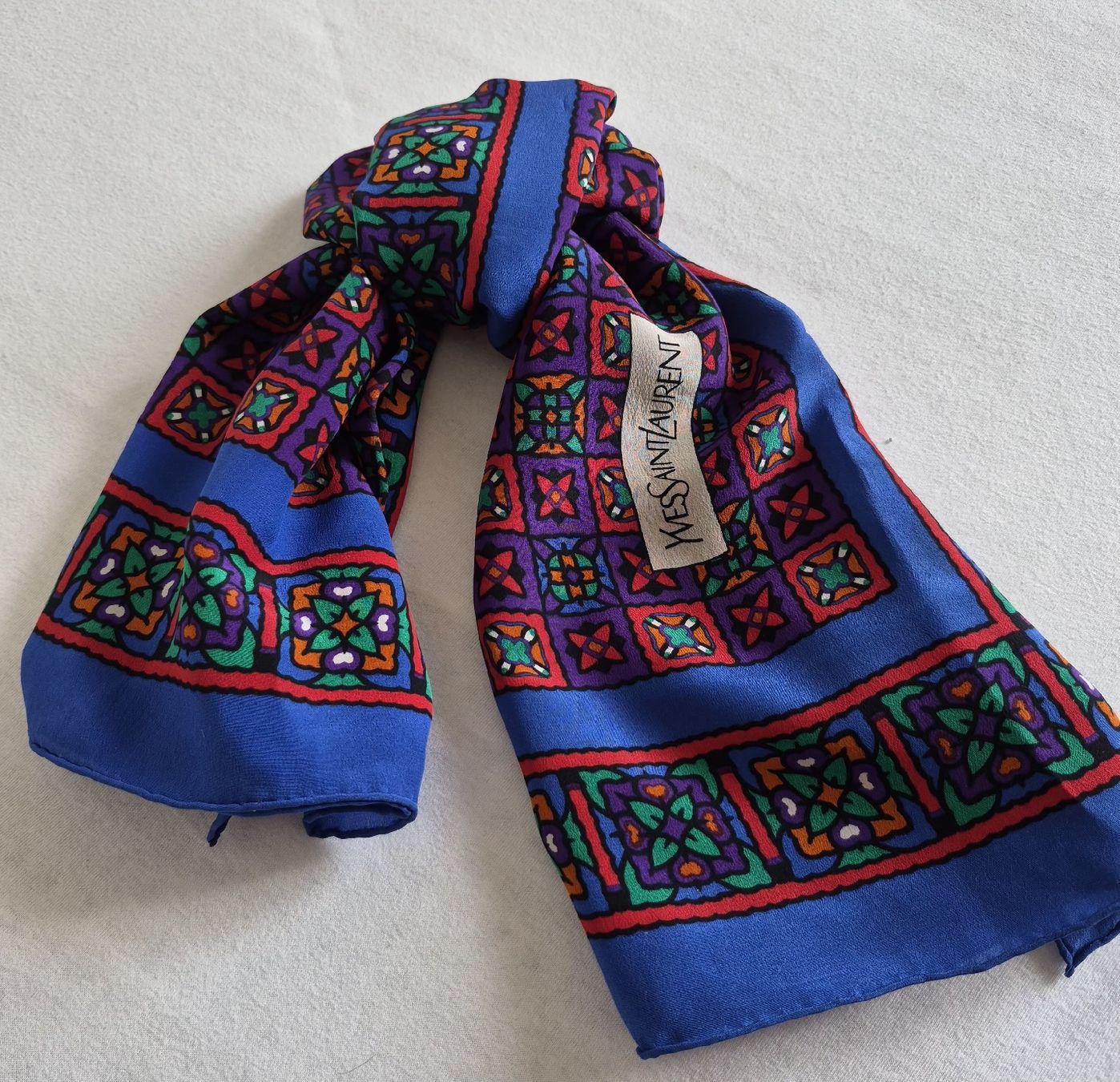 Saint Laurent Foulards, Tücher & Schals: Grand Foulard YSL  – Neu (gemäss Beschreibung) aus Bern von dasgesuchtobjekt