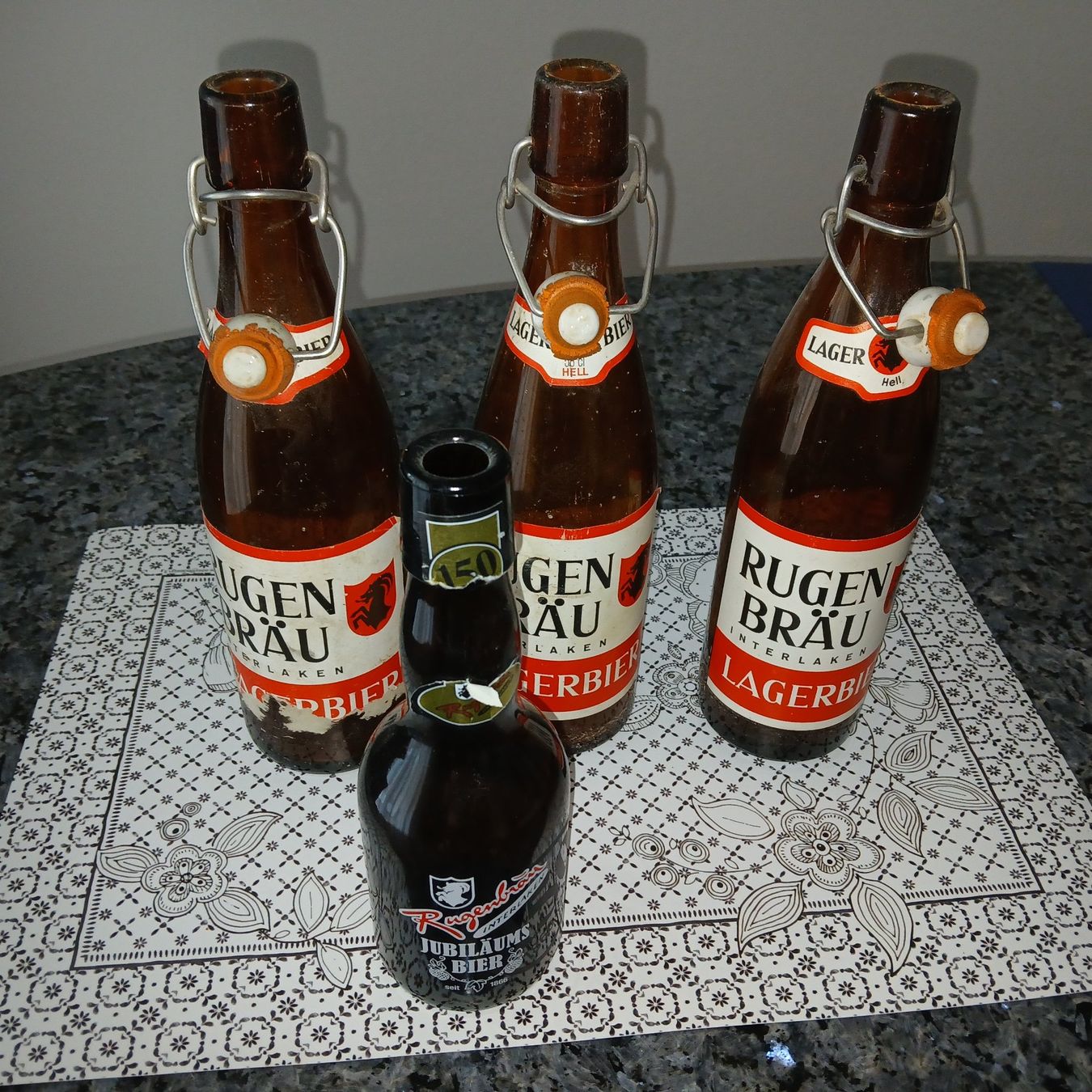 Verres, cruches & bouteilles: Rugenbräu Bier Flaschen – D'occasion à Safenwil par SilverDesign