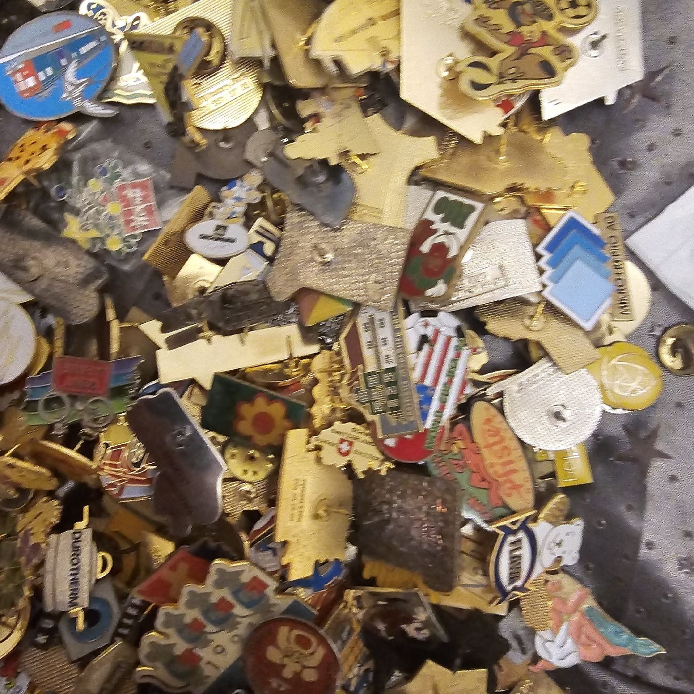 Placchette & Badge: 100 pin konvolut diverse – Usato da wolfhalden venduto da 46464646 2