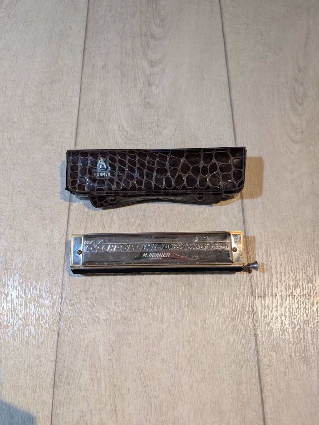 Hohner Strumenti musicali: Hohner 64 Chromonica 4 octaves Harmonica professionnelle – Usato da Versoix venduto da Ginger_Bread 1