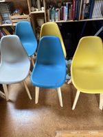 5 bunte Stühle