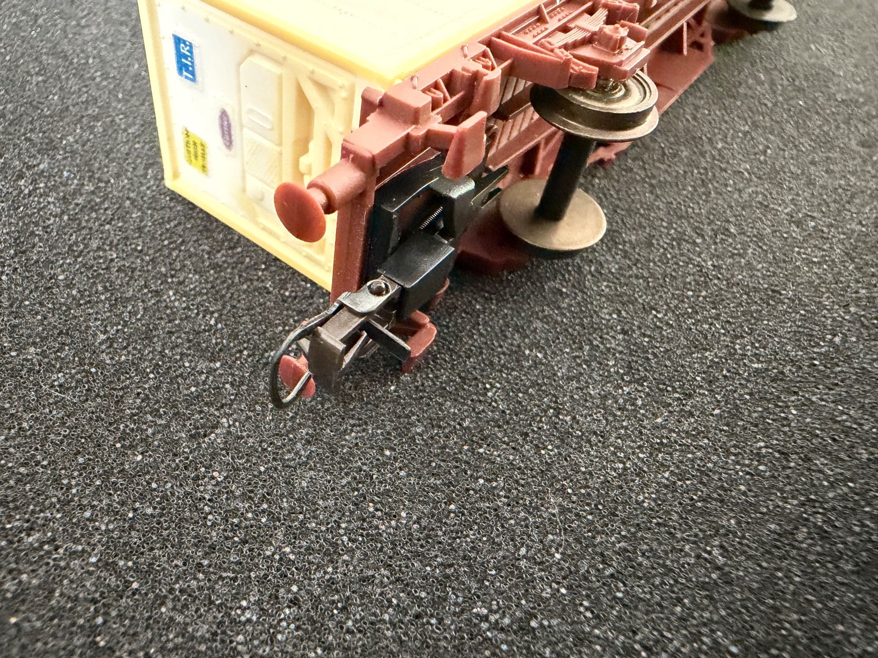 Modelleisenbahnen: Modelleisenbahn Wagen mit Container – Gebraucht aus Duggingen von Ysvogel 2