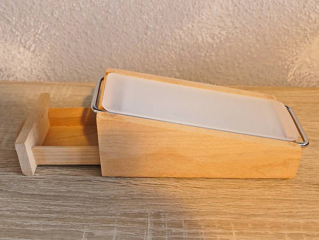 Elettrodomestici da cucina: Parmesanreibe mit Holzbehälter – Usato da Wettingen venduto da Ricolino2025 1