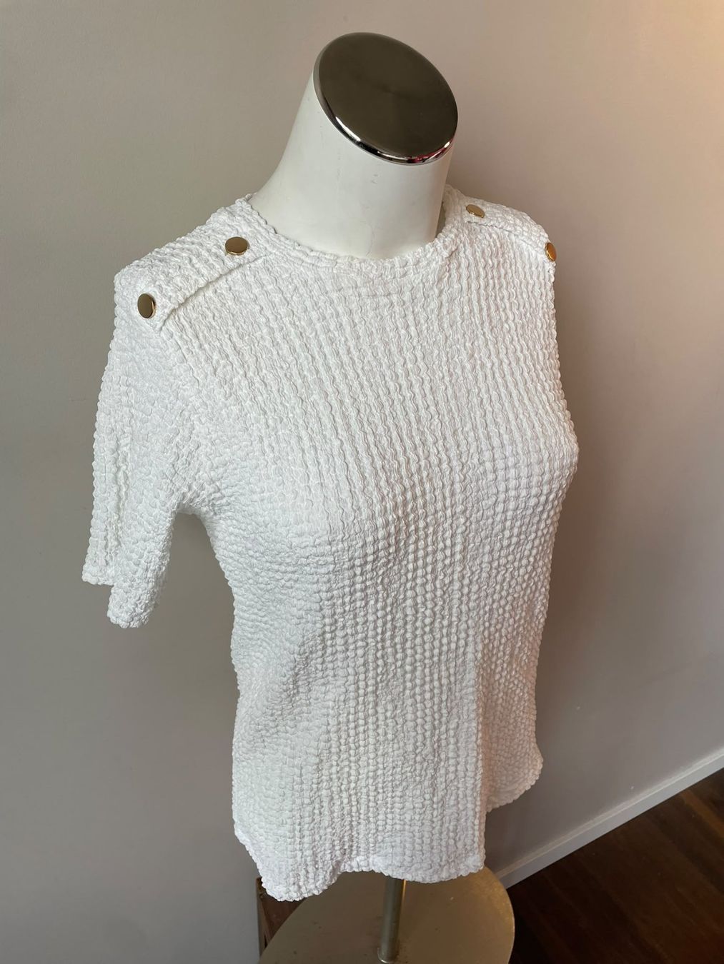 C&A Top: Haut blanc texturé à boutons dorés - M – Usato da Troinex venduto da Irisglo
