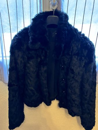 Veste fausse fourrure couleur noire.        taille M
