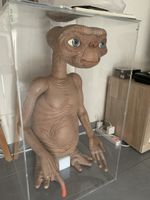 E.T. The extra-terrestrial (life size )