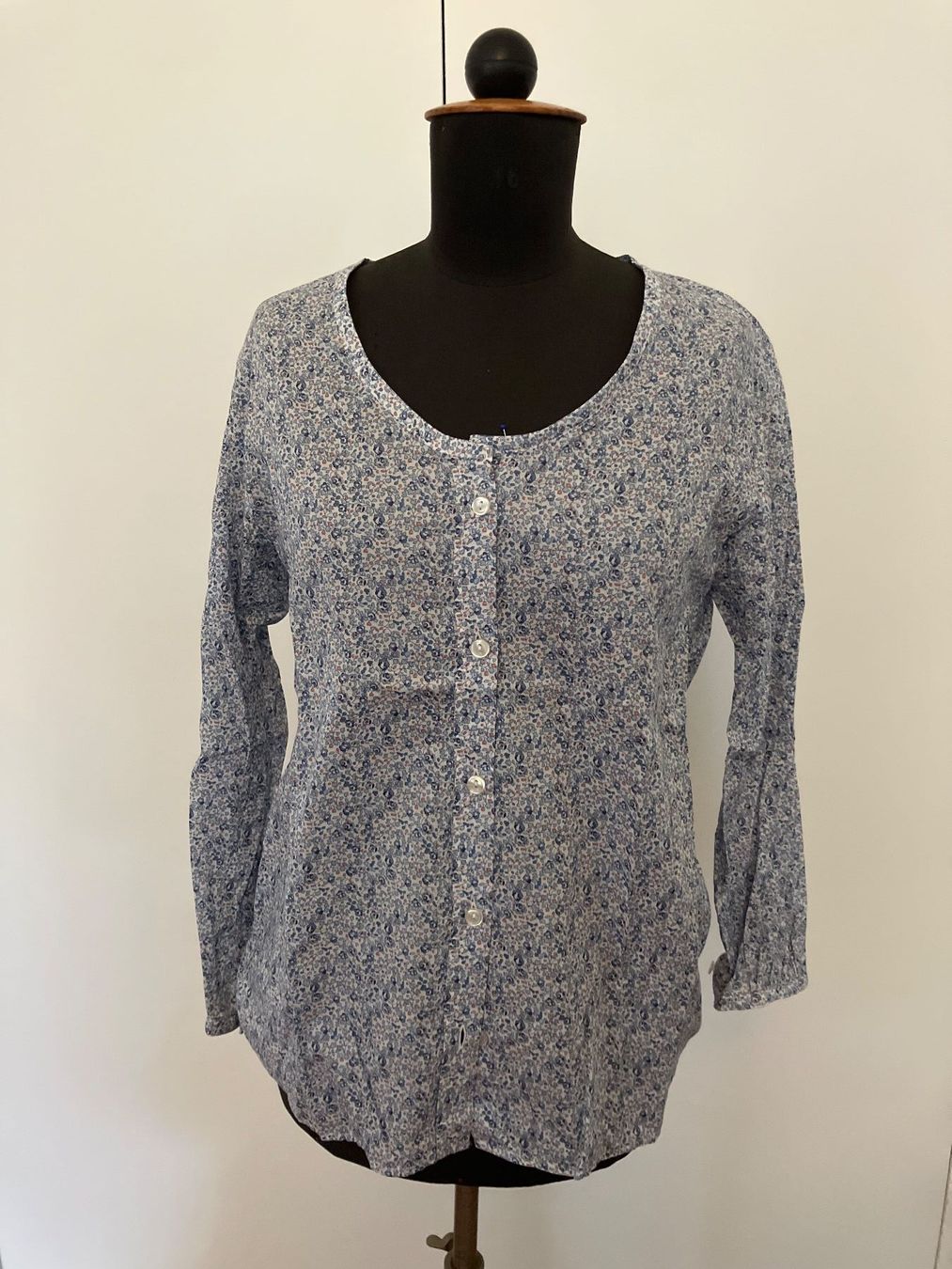 Apc Blusen: Damenbluse mit Blumenmuster von APC – Gebraucht aus Lenzburg von ann_8hmk