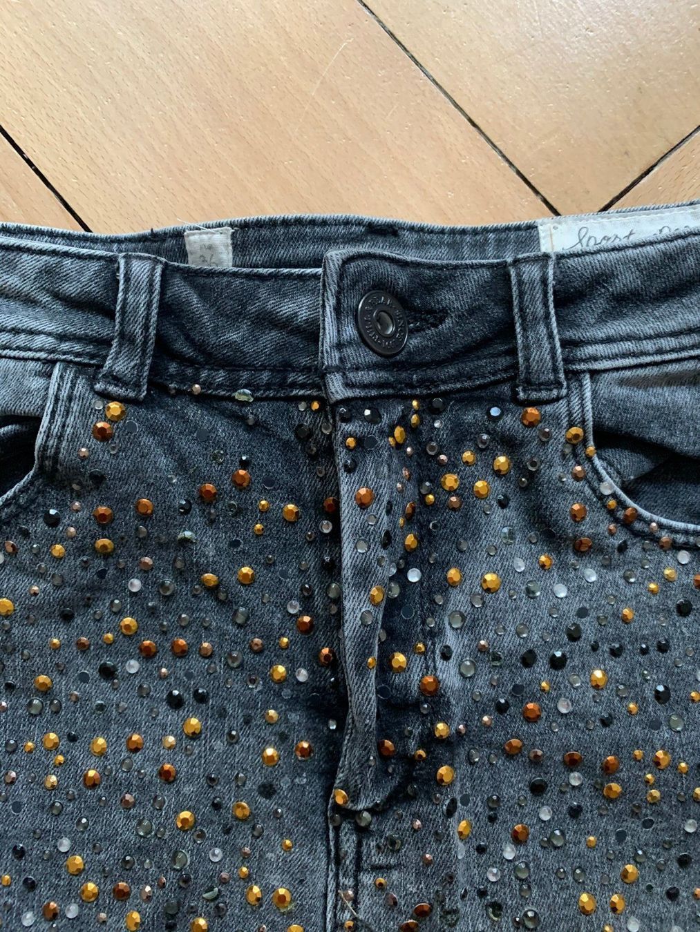Jeans: PULL & BEAR - Jeansshorts mit Nieten 36 – Gebraucht aus Zürich von Diazaio 1