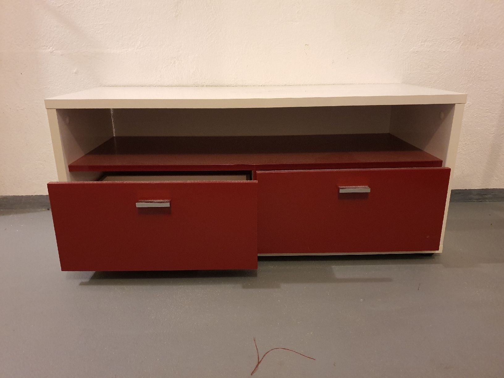Mobili TV: TV-Lowboard rot-weiss, mit 2 Schubladen – Usato da Uerikon venduto da Taperoni