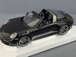 Porsche 911 992 Targa GTS Dealer Minichamps 1:18