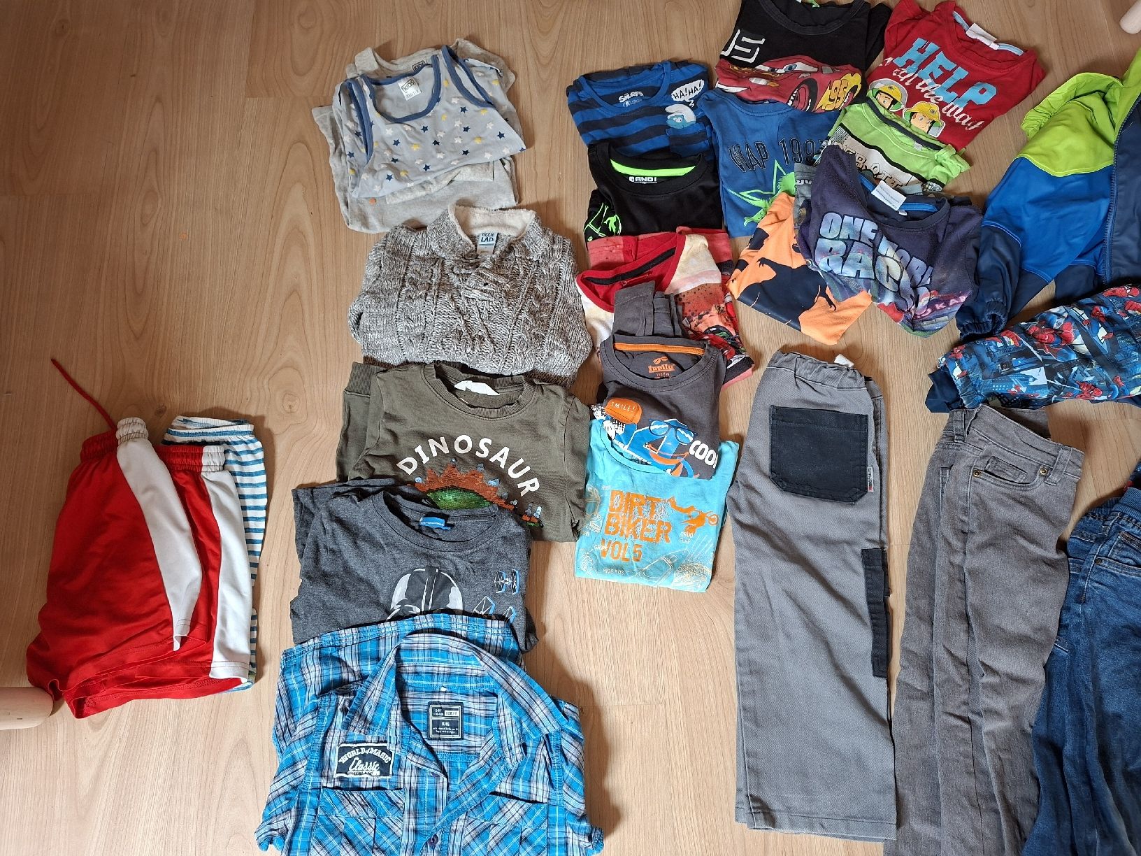Lotti & Set di vestiti: Kleiderpaket 110/116 – Usato da Leutwil venduto da Sgugerli