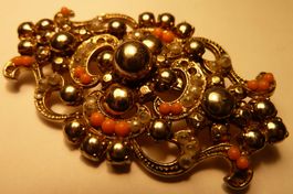 SCHÖNE GOLD FARBIGE ANTIKE BROSCHE --6 CM x 3,5 CM,--