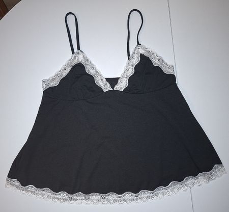 Lot de 2 débardeurs noir et violet à dentelle, taille M
