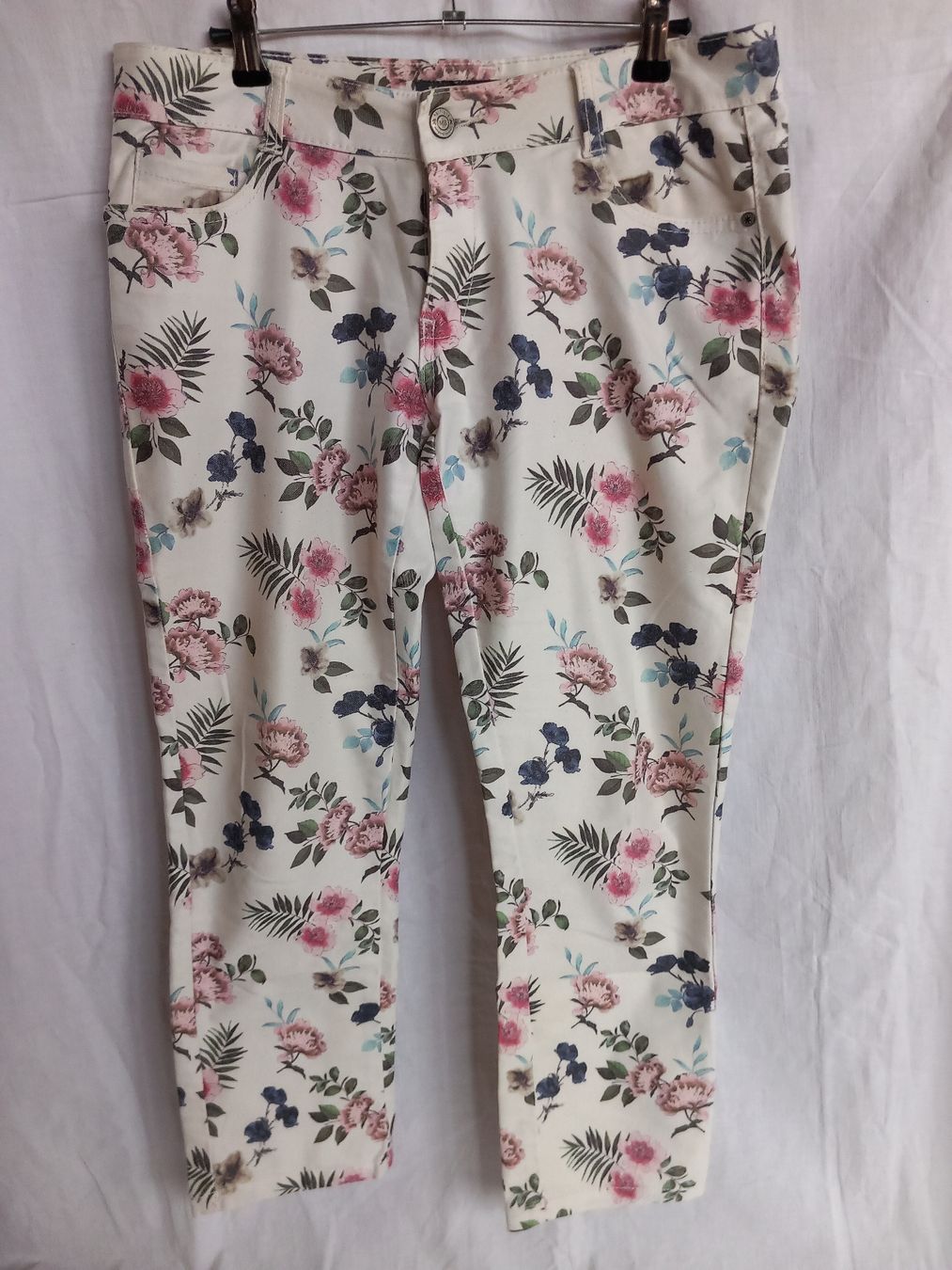 Hosen: Pantalon fleuri 7/8 Multiblu Taille 38 – Gebraucht aus Faoug von per_kp6r