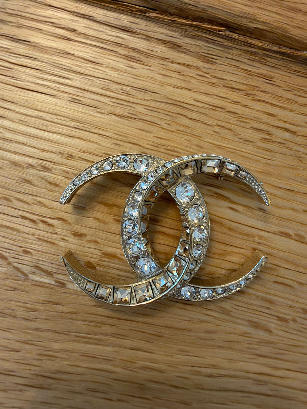 Chanel Broschen & Nadeln: Chanel Brosche – Gebraucht aus Riehen von dubravkaV