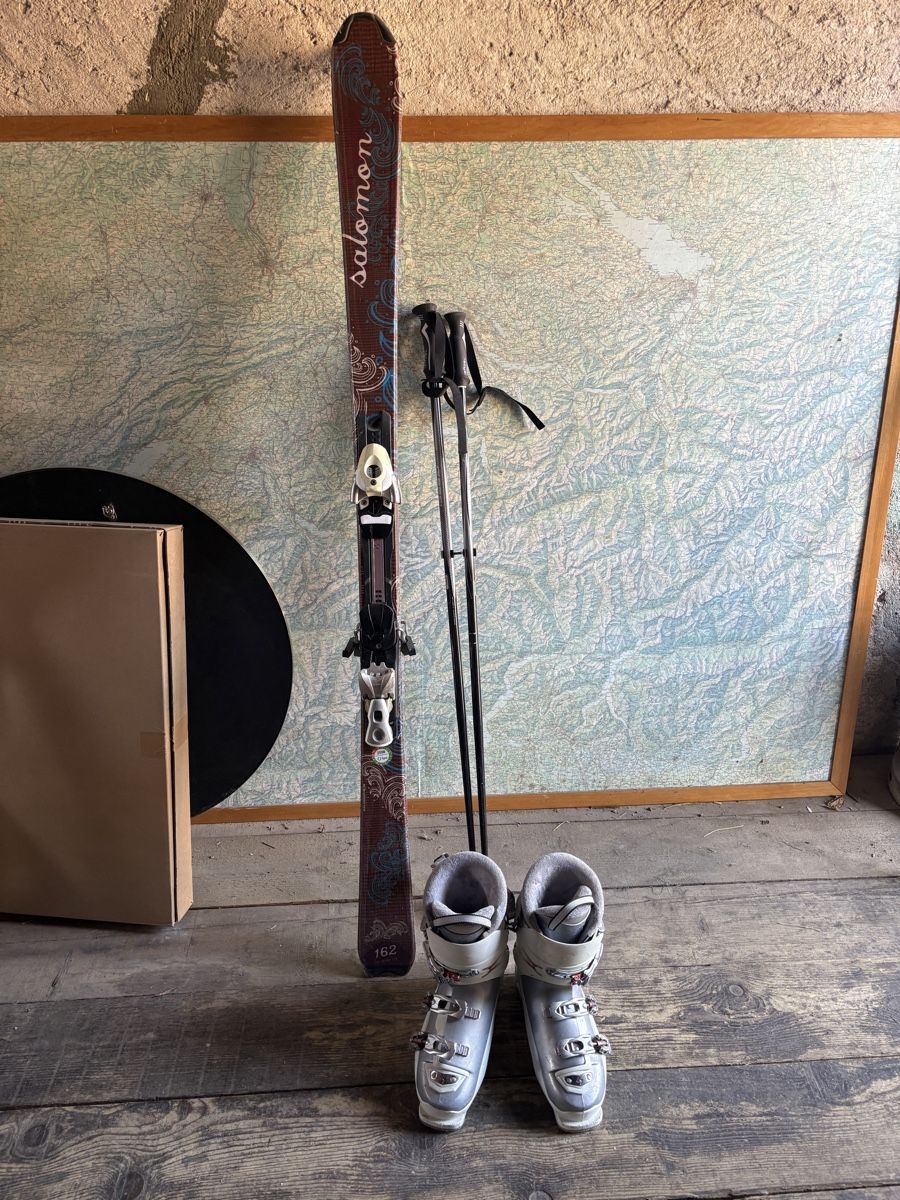 Sci: Skis chaussures et bâtons – Usato da Neyruz-sur-Moudon venduto da Flachouille