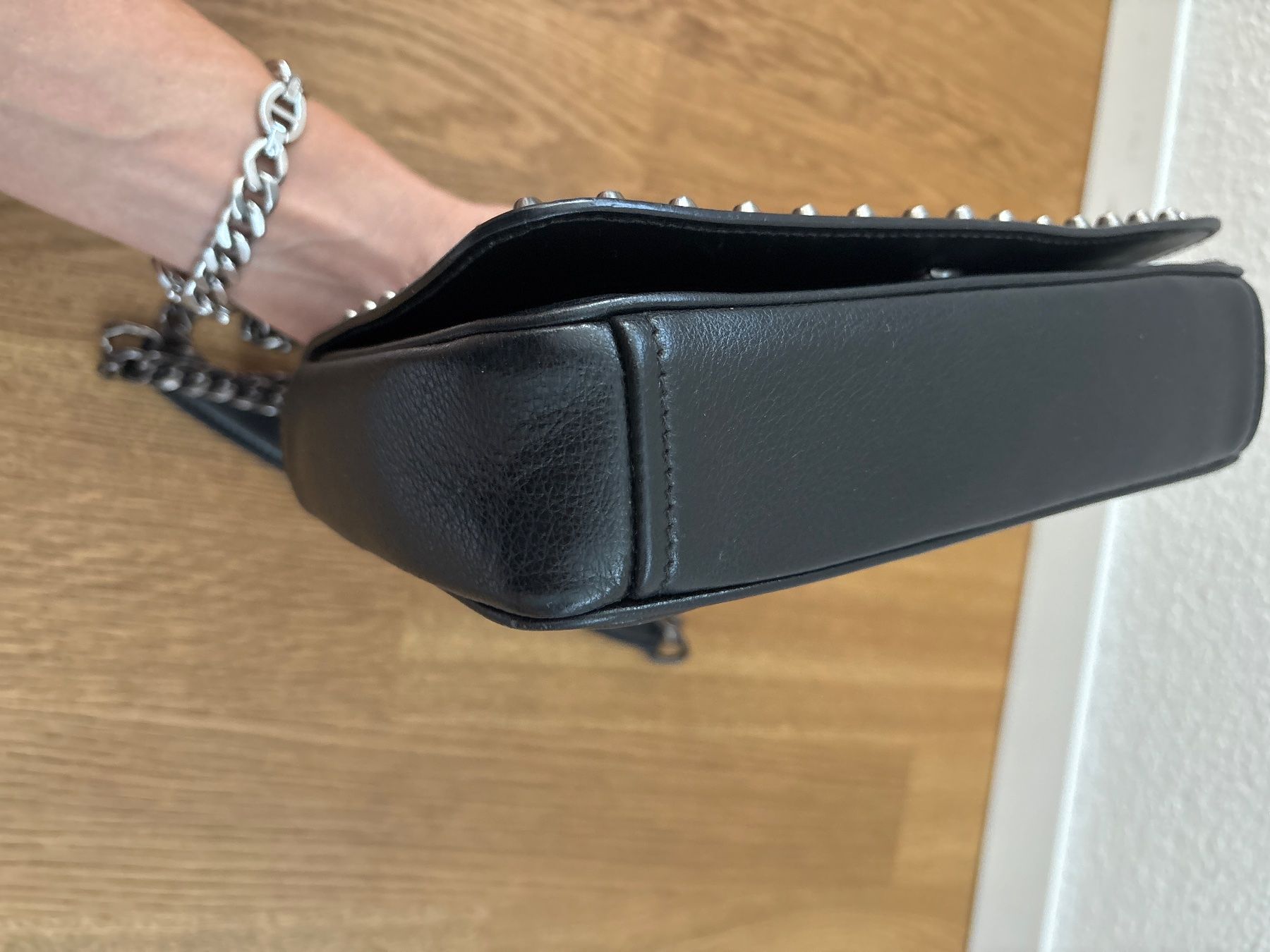Prada Taschen für Damen: Beautiful black Prada bag with studs – Gebraucht aus Küssnacht am Rigi von s_vndn 7