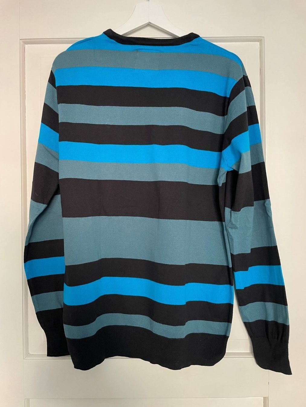 Pullover & Sweatshirts: Volcom Sweatshirt mit V-Ausschnitt – Neu (gemäss Beschreibung) aus Chur von adien 1