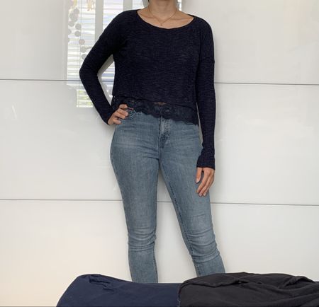 Pull Hollister XS/S bleu marine avec détails dentelle ✨
