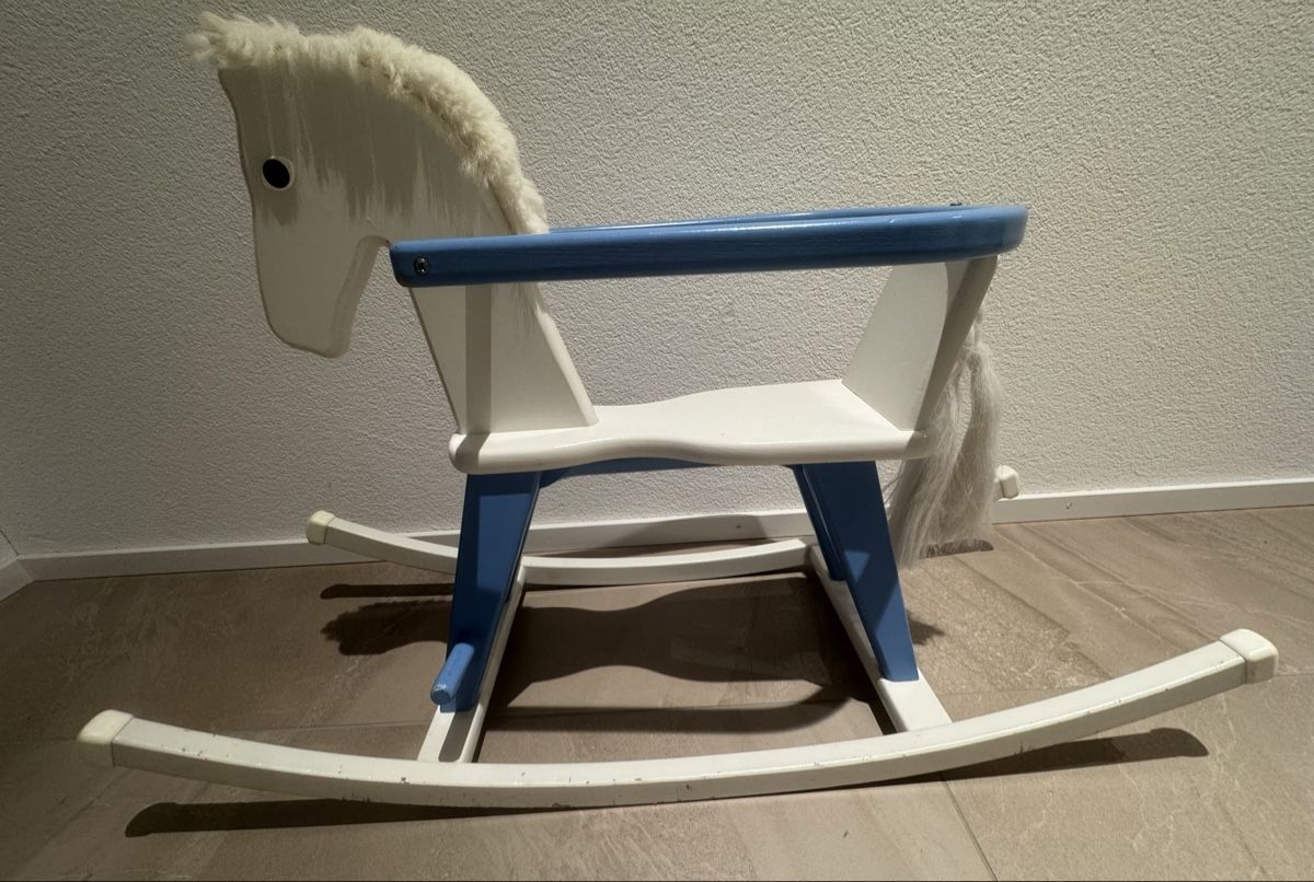 Giocattoli: Schaukelpferd weiss/blau, Holz, gebraucht – Usato da Unterentfelden venduto da Loonah