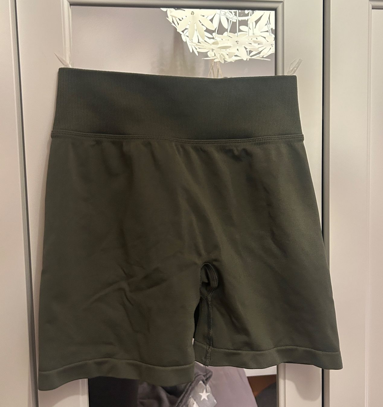 Teveo Leggings: TEVEO - statement scrunch shorts – Usato da Montlingen venduto da Cinja.l 3