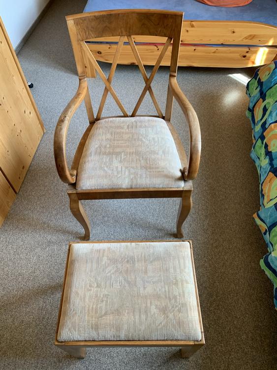 Antiker Holzstuhl mit Armlehne und Hocker Kaufen auf Ricardo