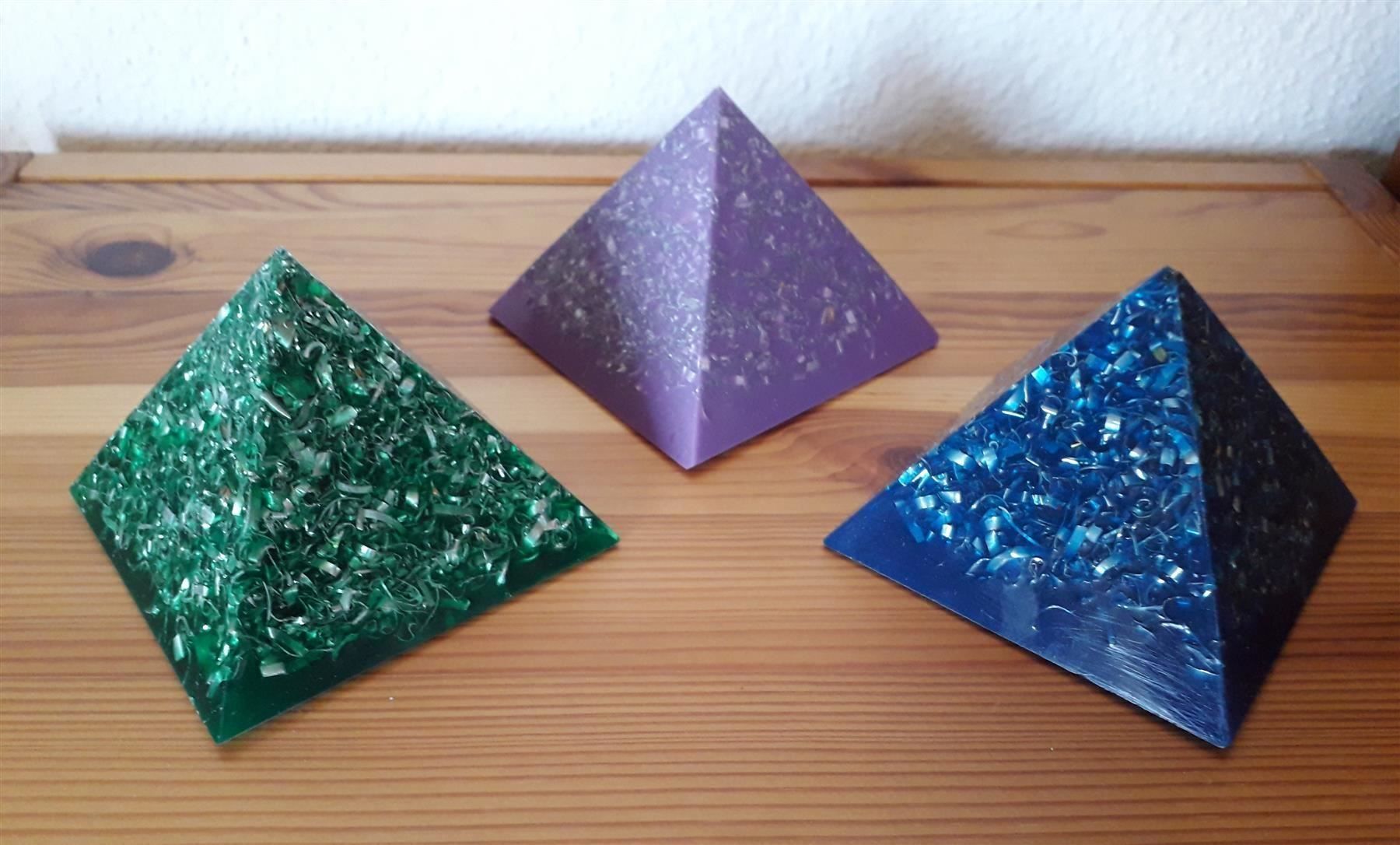 Edelsteine: ORGONIT Pyramide Medium * Bergkristall – Neu und originalverpackt aus Aeschi b. Spiez von KRONLICHT 2