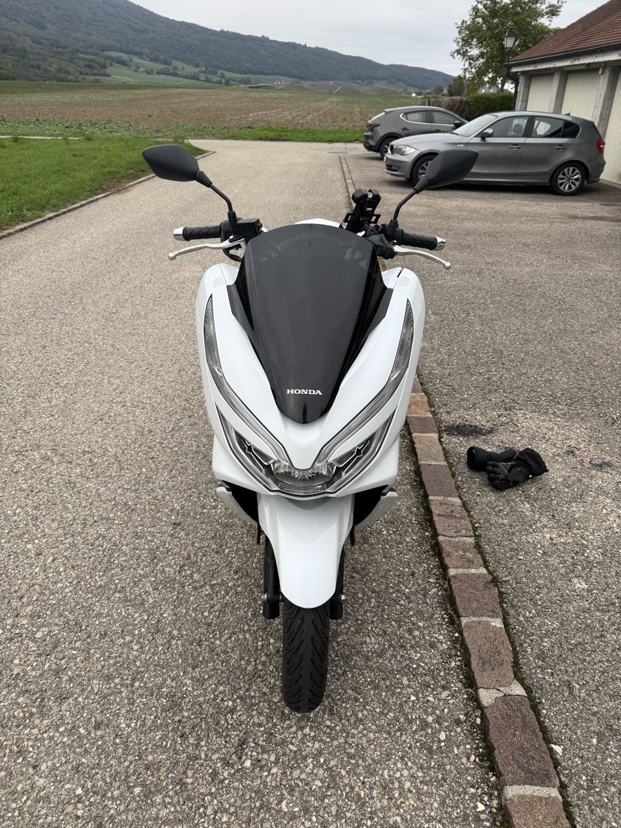 Honda Scooter: Honda pcx 125 2020 – Usato da Onnens VD venduto da ray_ks6p 2