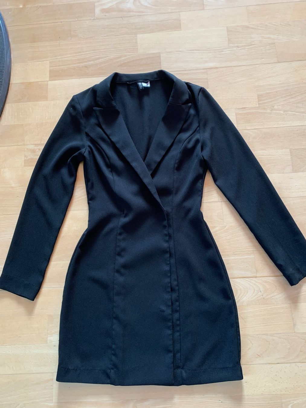 H&M Kleider: DIVIDED Damen Kleid, Gr. 32, Schwarz – Gebraucht aus Worb von farben20zauber