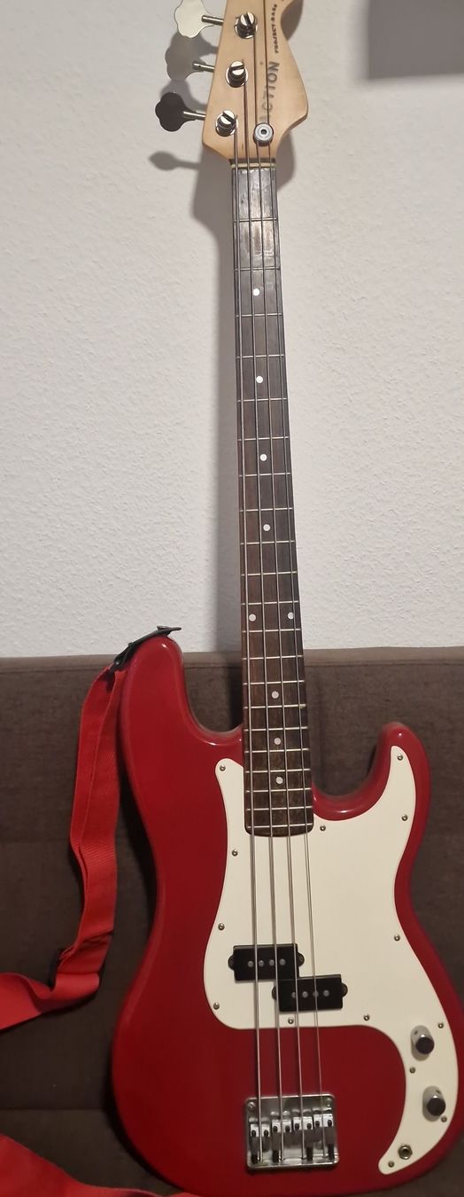 Instruments de musique: Bassgitarre rot – D'occasion à St. Gallen par Bsehfrei_99