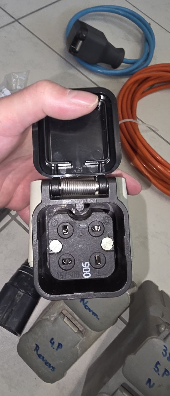 Spine: Elektromaterial 380 400Volt Stecker& Kabel – Usato da Aarburg venduto da Se20 4