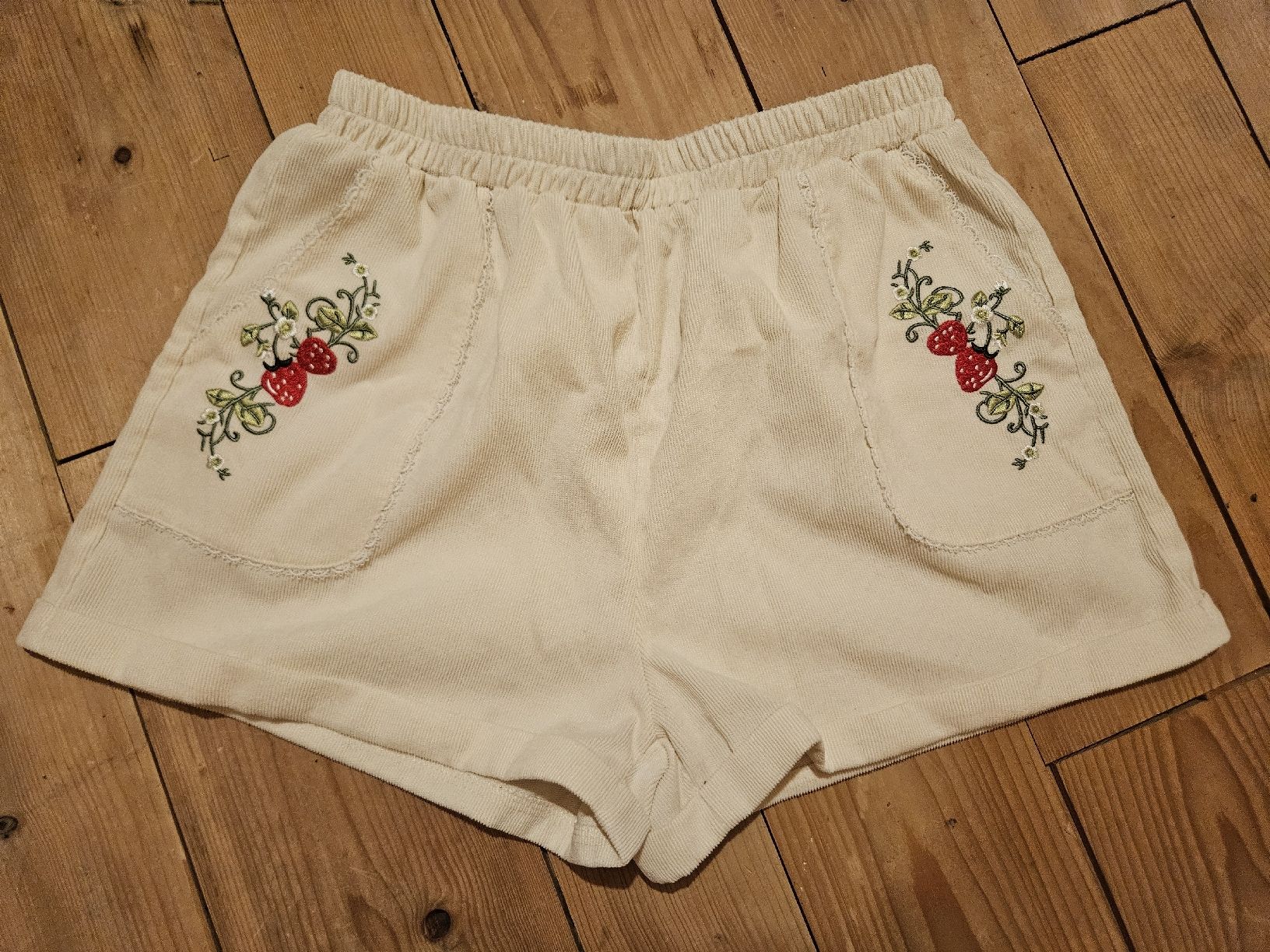 Pantaloni: Short d'été brodé fraises, taille L - – Nuovo (secondo la descrizione) da Mühleberg venduto da Eliboub
