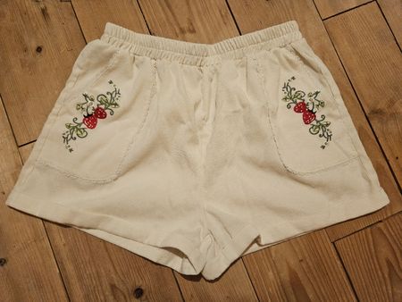 Short d'été brodé fraises, taille L -