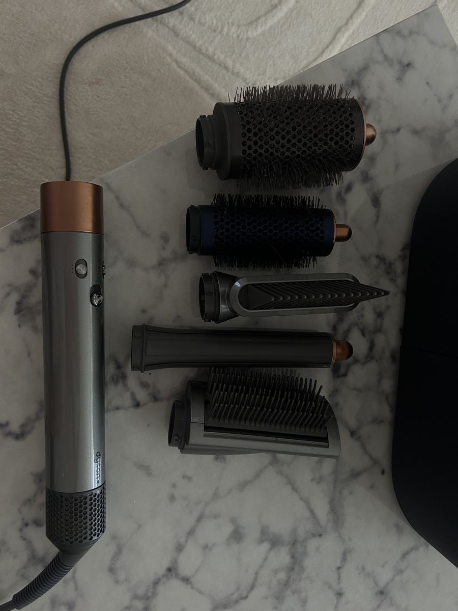 Dyson Sèche-cheveux: Dyson Airwrap Complete Set Zubehör neuwertig – Neuf (Voir description) à Aarburg par mel_t6n9 1