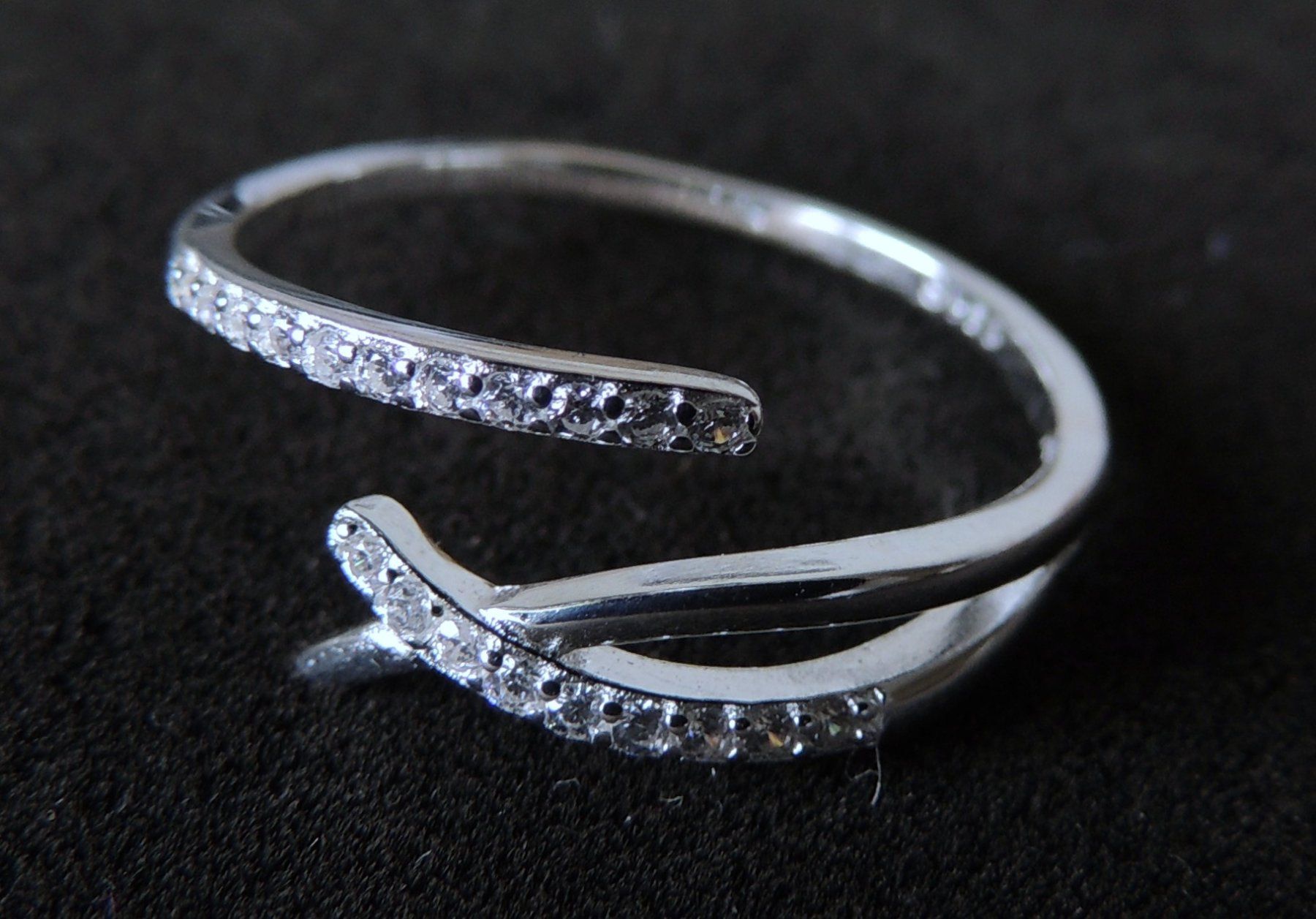 Anelli: Silber 925 Fingerring mit Zirkonias – Nuovo e nell'imballaggio originale da Waldenburg venduto da schaller707