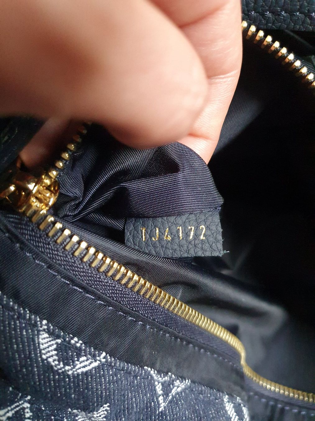 Louis Vuitton Taschen für Damen: Sac Louis Vuitton Denim Monogram bleu – Gebraucht aus Grand-Lancy von kri_qk5y 9
