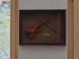 Violon miniature en bois sous cadre