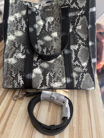 schwarze Handtasche in Schlangenoptik