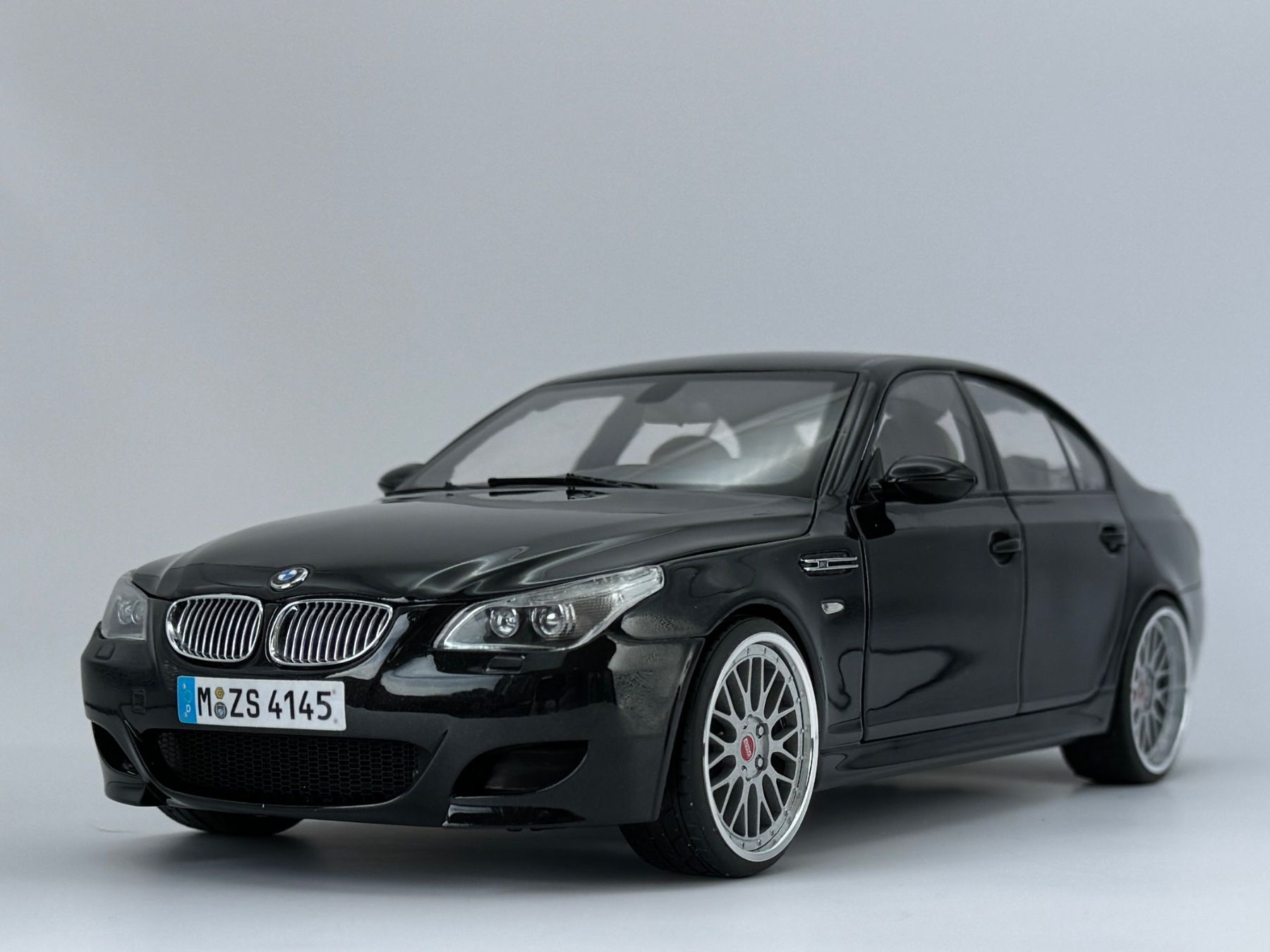 Kyosho Voitures modèles: 1:18 Kyosho BMW M5 E60 BBS Tuning – D'occasion à Baar par  1