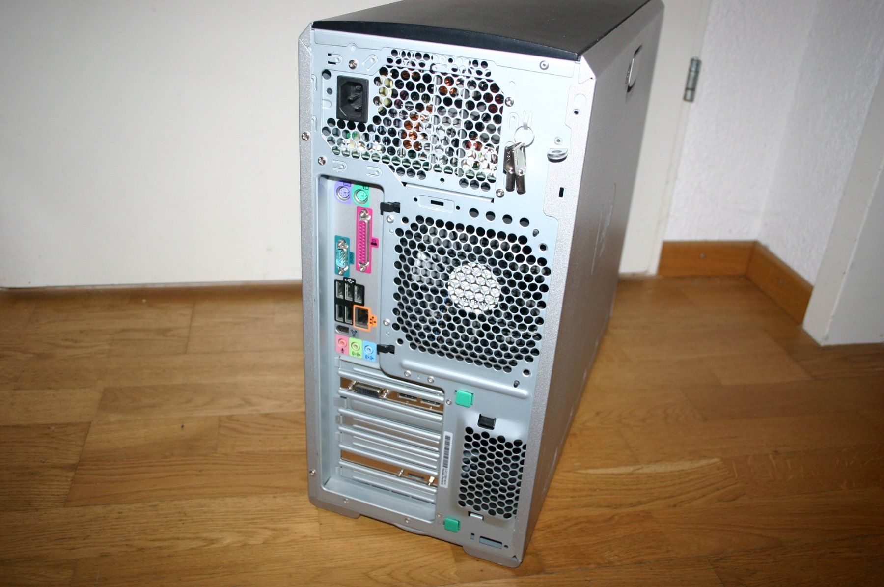 Hewlett Packard PC: HP XW8400 Server-PC mit 2 Prozessoren, Win7, 10 oder Win11 – Usato da Stettlen venduto da Bigjm 3