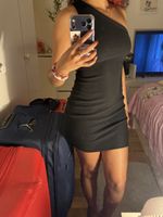 Robe courte noire asymétrique avec dos nu, bon état