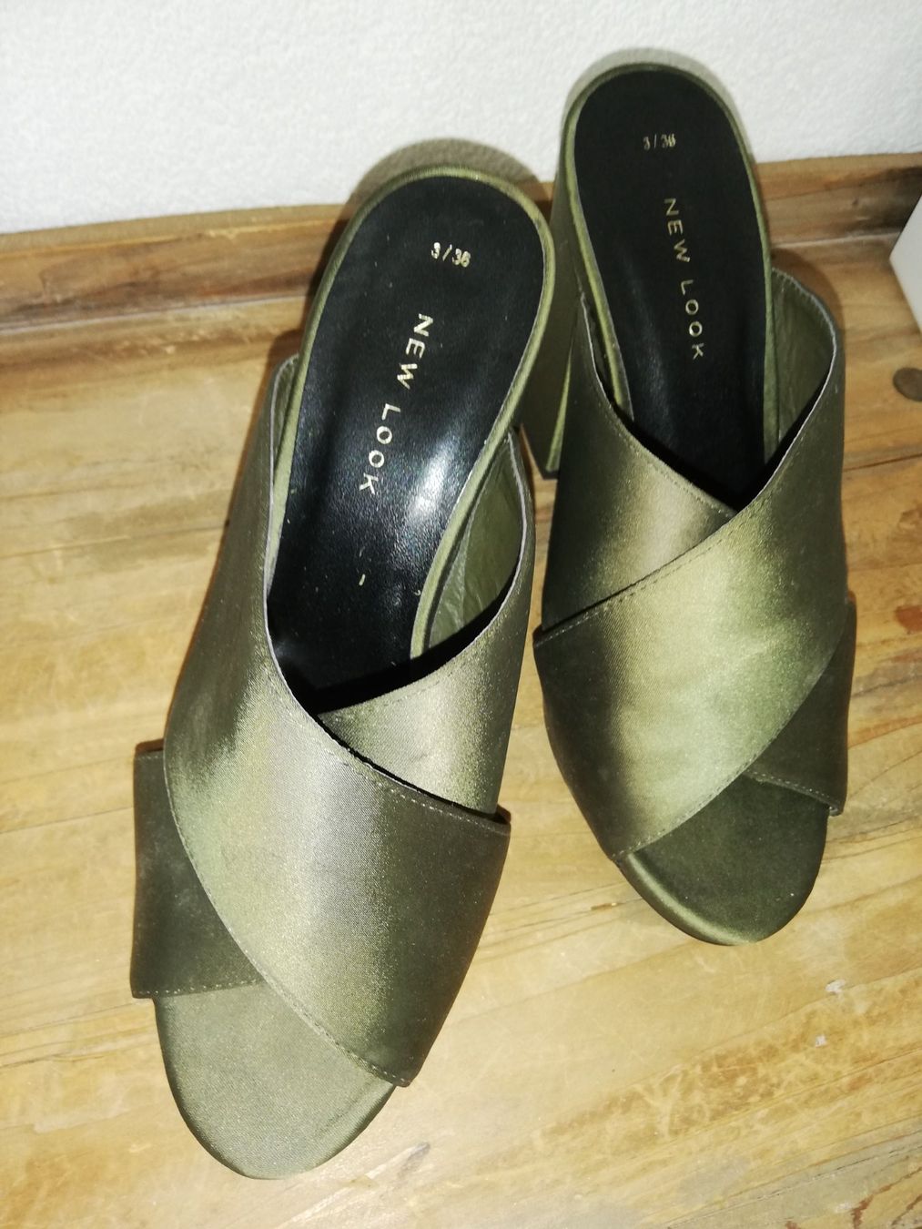Zalando Scarpe da donna: Neue  Pantoletten von Zalando – Nuovo (secondo la descrizione) da Egnach venduto da bgdo26 1