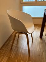 HAY Schalenstuhl weiss mit Holzbeinen gebrauchter Zustand