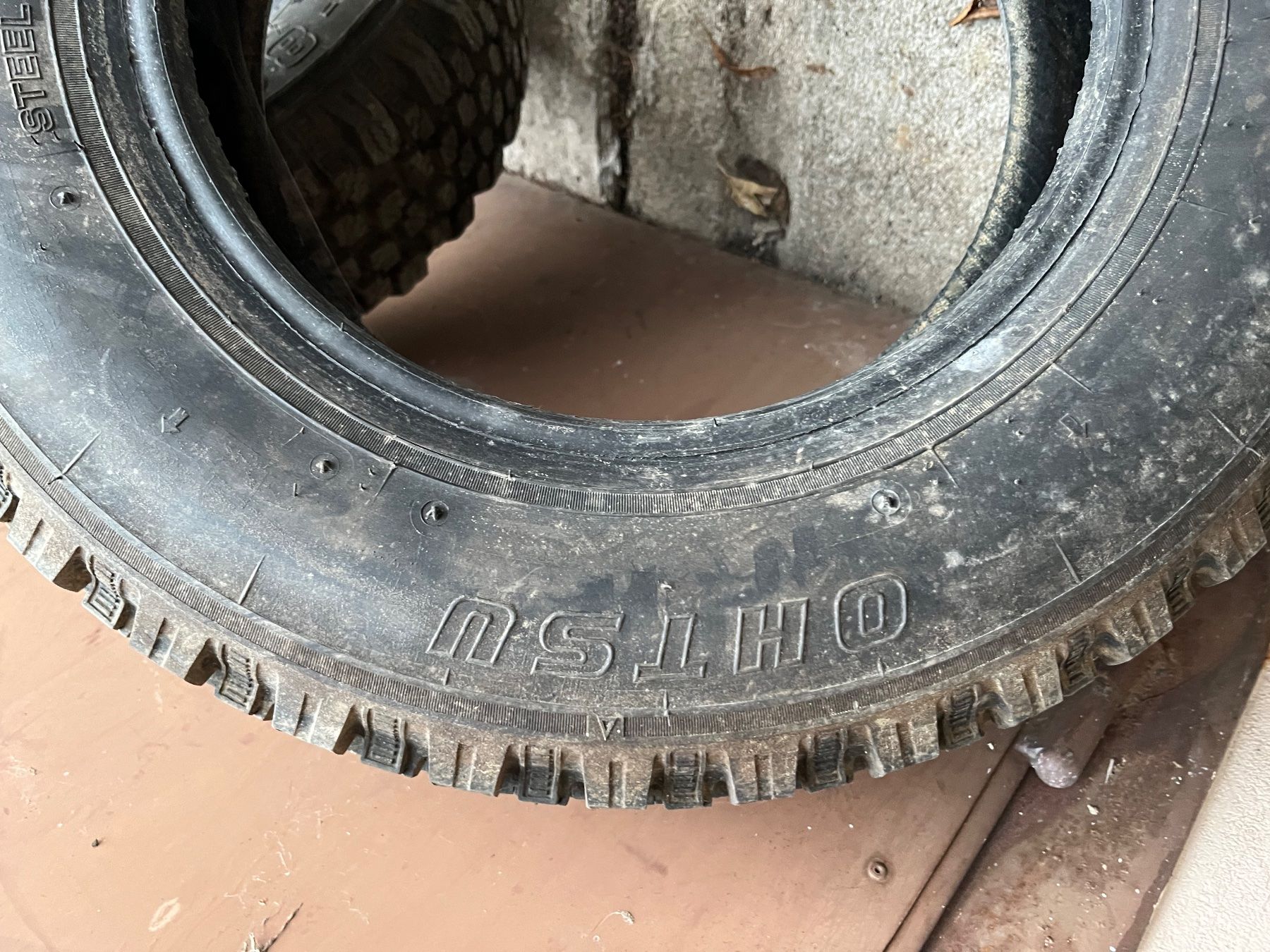 Pneumatici & Ruote complete: Autoreifen Paar Ohtsu Studlees tolles Profil Newoldstock – Usato da bretzwil venduto da nightflasher 2