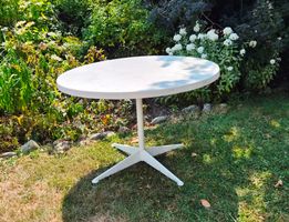 Moderner runder Tisch Weiss mit Metall-Fuss – wetterfest