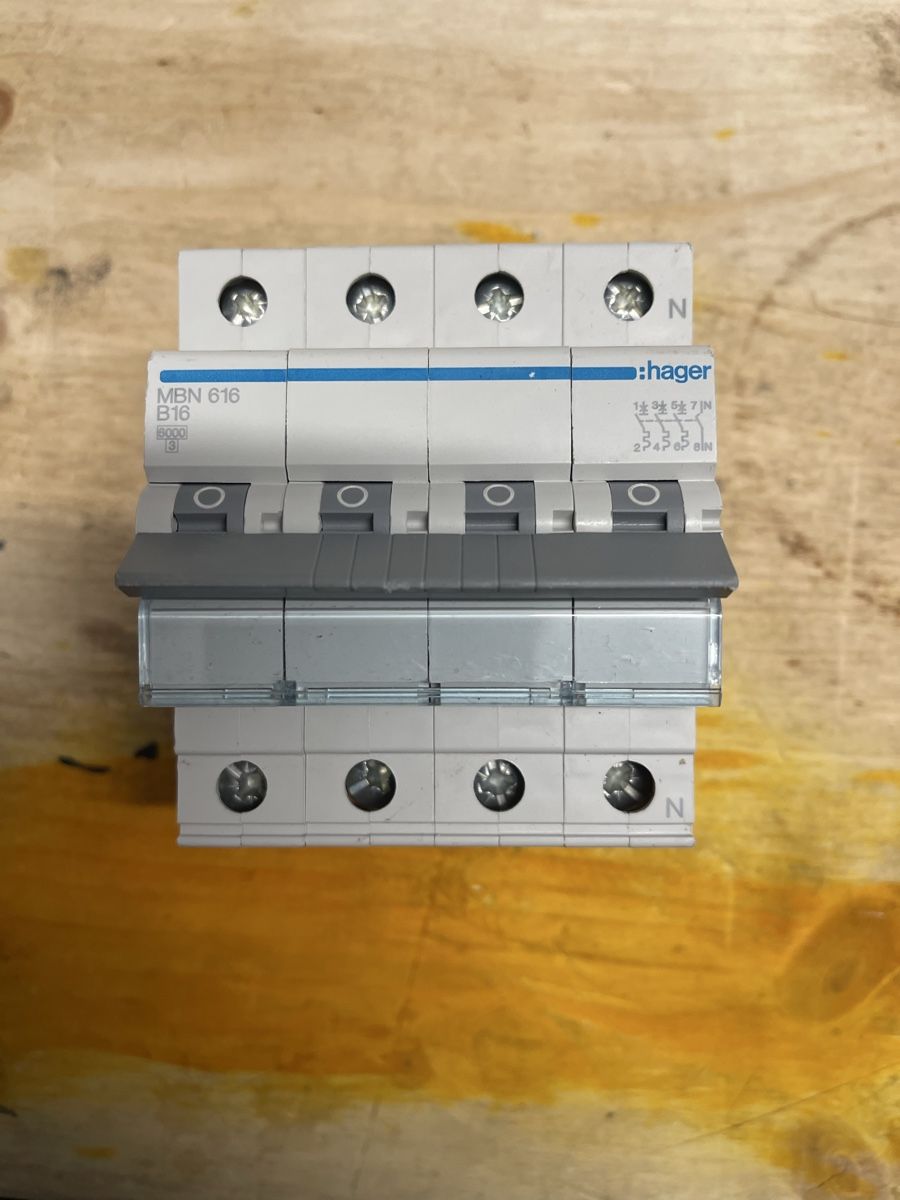 Hager Componenti elettronici: Hager LS B16 4P – Usato da Laupersdorf venduto da san_8lq9
